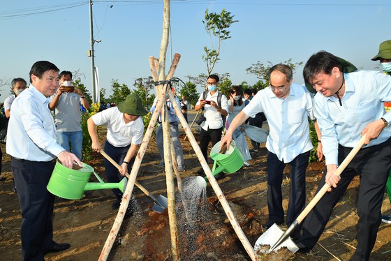 Các đồng chí lãnh đạo TPHCM trồng cây tại TP Thủ Đức. Ảnh: VIỆT DŨNG/SGGP