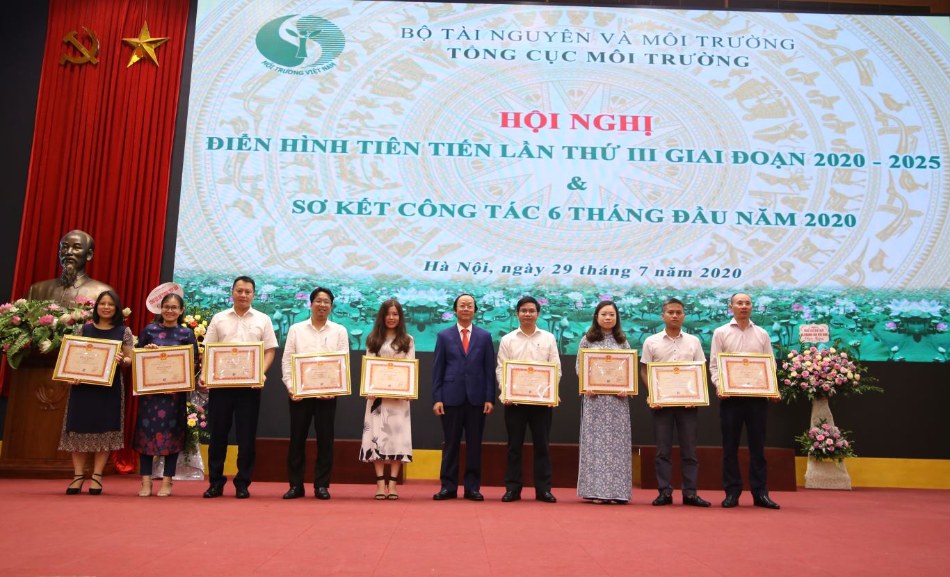 Thứ trưởng Bộ TN-MT Võ Tuấn Nhân tặng Bằng khen của Bộ trưởng cho các cá nhân có thành tích xuất sắc trong công tác năm 2019 tại Hội nghị điển hình tiến lần thứ III giai đoạn 2020 - 2025