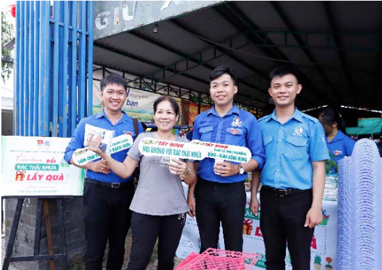 Người dân phường IV, TP. Tây Ninh tham gia đổi rác lấy quà hưởng ứng Chương trình “Chợ dân sinh giảm thiểu rác thải nhựa”, ngày 13/10/2020