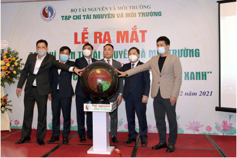 Các đại biểu bấm nút chào mừng sự kiện ra mắt Tạp chí Điện tử TN&MT (Ảnh: Báo TN&MT)
