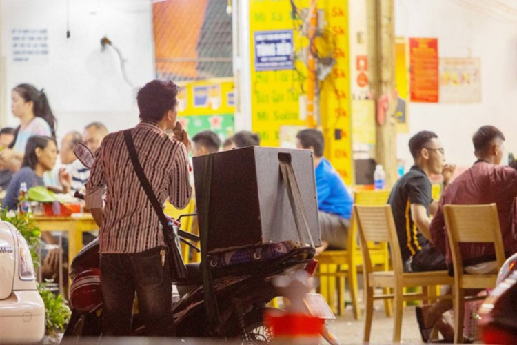 Hát karaoke gây ồn tại các khu vực công cộng là một "vấn nạn" tại TP.HCM. Ảnh: Nguyệt Nhi